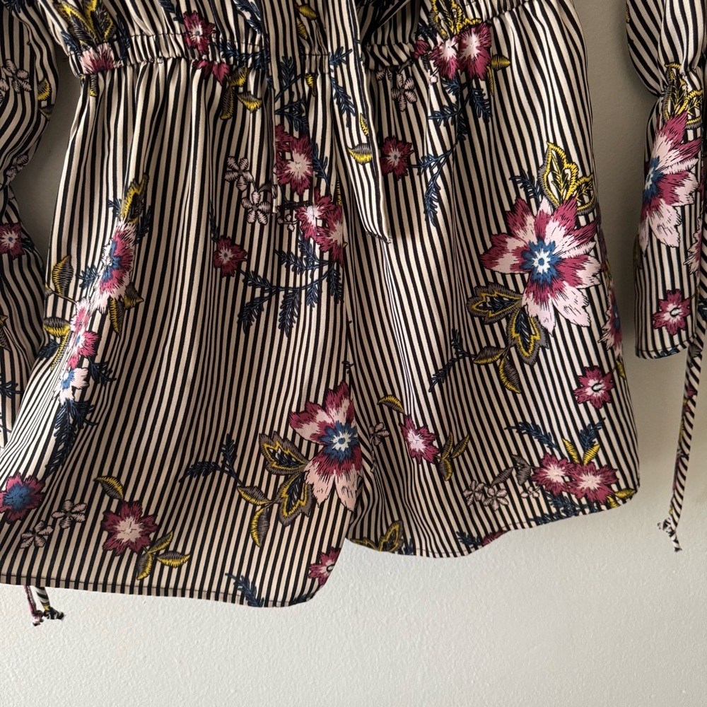 Gilli Striped Floral Bell Long Sleeve Romper Small Open Back Tie Closure - Picture 5 of 13